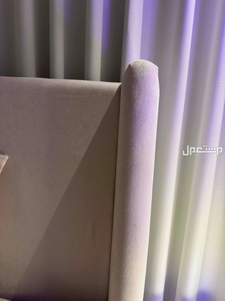 سرير جديد للبيع مقاس 140العرض والطول 200 الون بيج على سكري في حي الفلاح بجده السعر قابل للتفاوض للحد المعقول