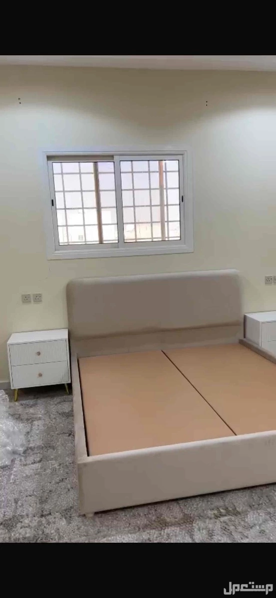 غرفة نوم سرير مع مرتبته وكومدينات وتسريحة في جدة بسعر 3 آلاف ريال سعودي