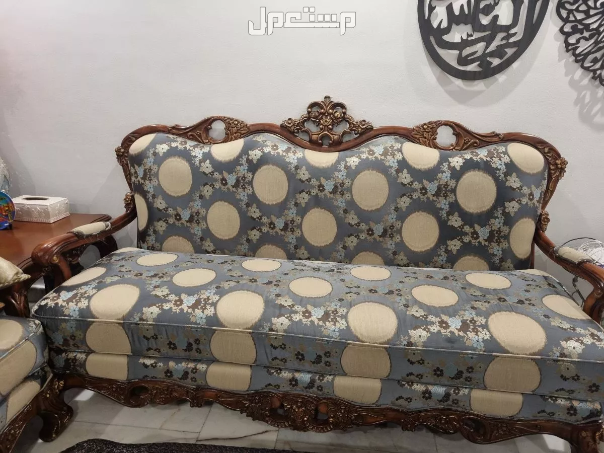 للبيع طقم  3 قطع كنب  امريكي مع طاولتين جانبيه في حاله جيده جدا استعمال خفيف  في جدة بسعر 4500 سعودي