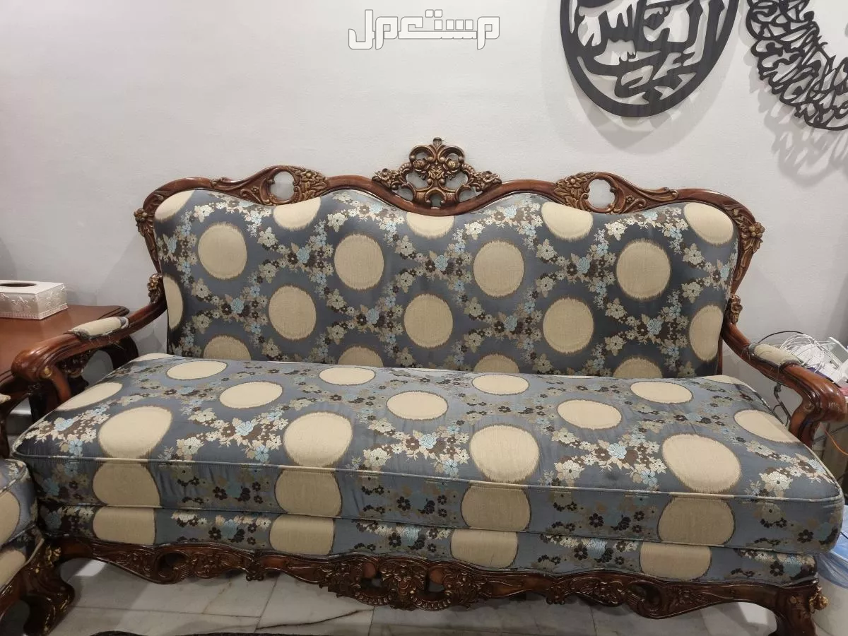 للبيع طقم  3 قطع كنب  امريكي مع طاولتين جانبيه في حاله جيده جدا استعمال خفيف  في جدة بسعر 4500 سعودي