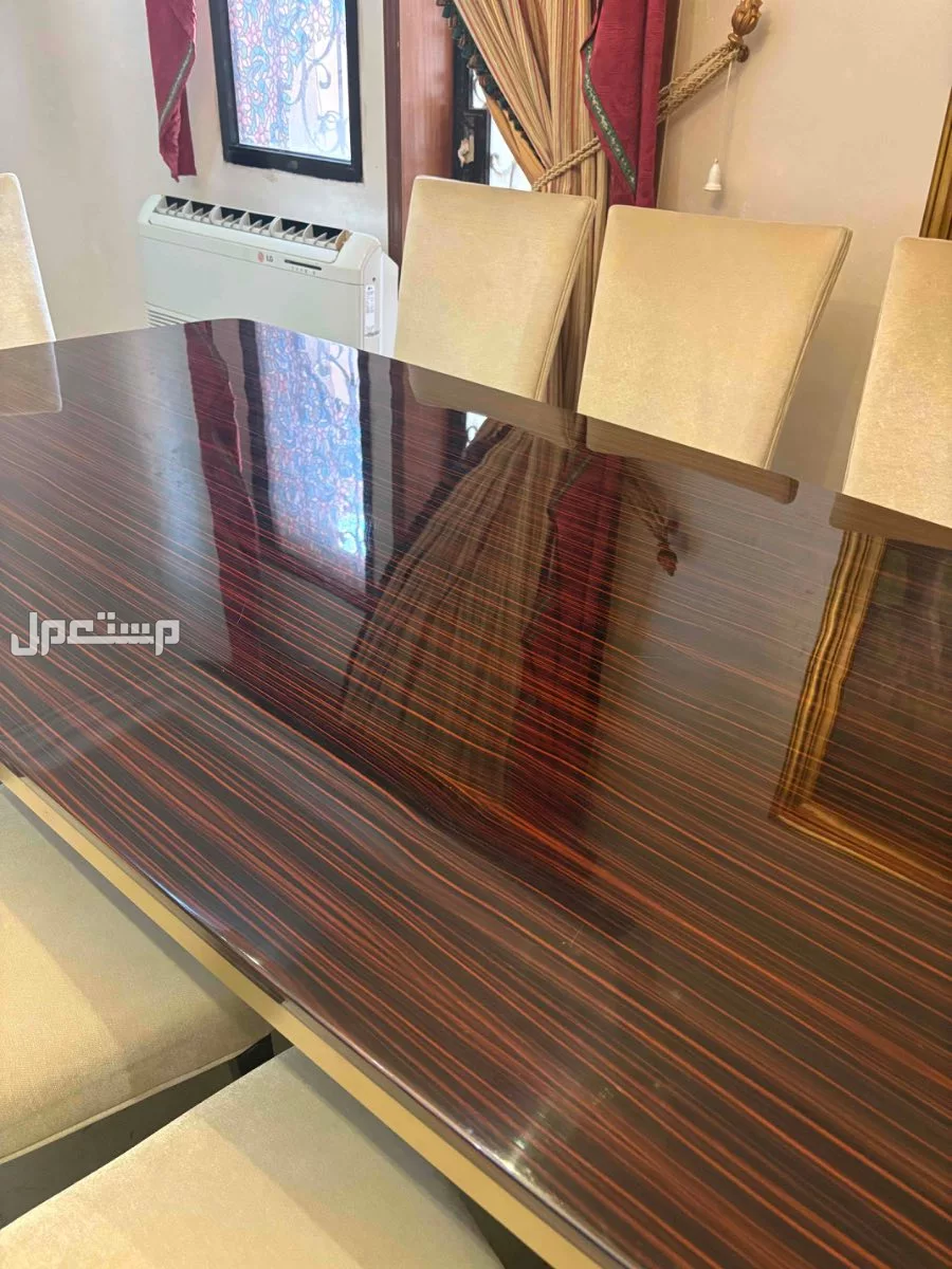 طاولة طعام  امريكية  خشب لامع ب 8 كراسي  بسعر 1700 ريال سعودي