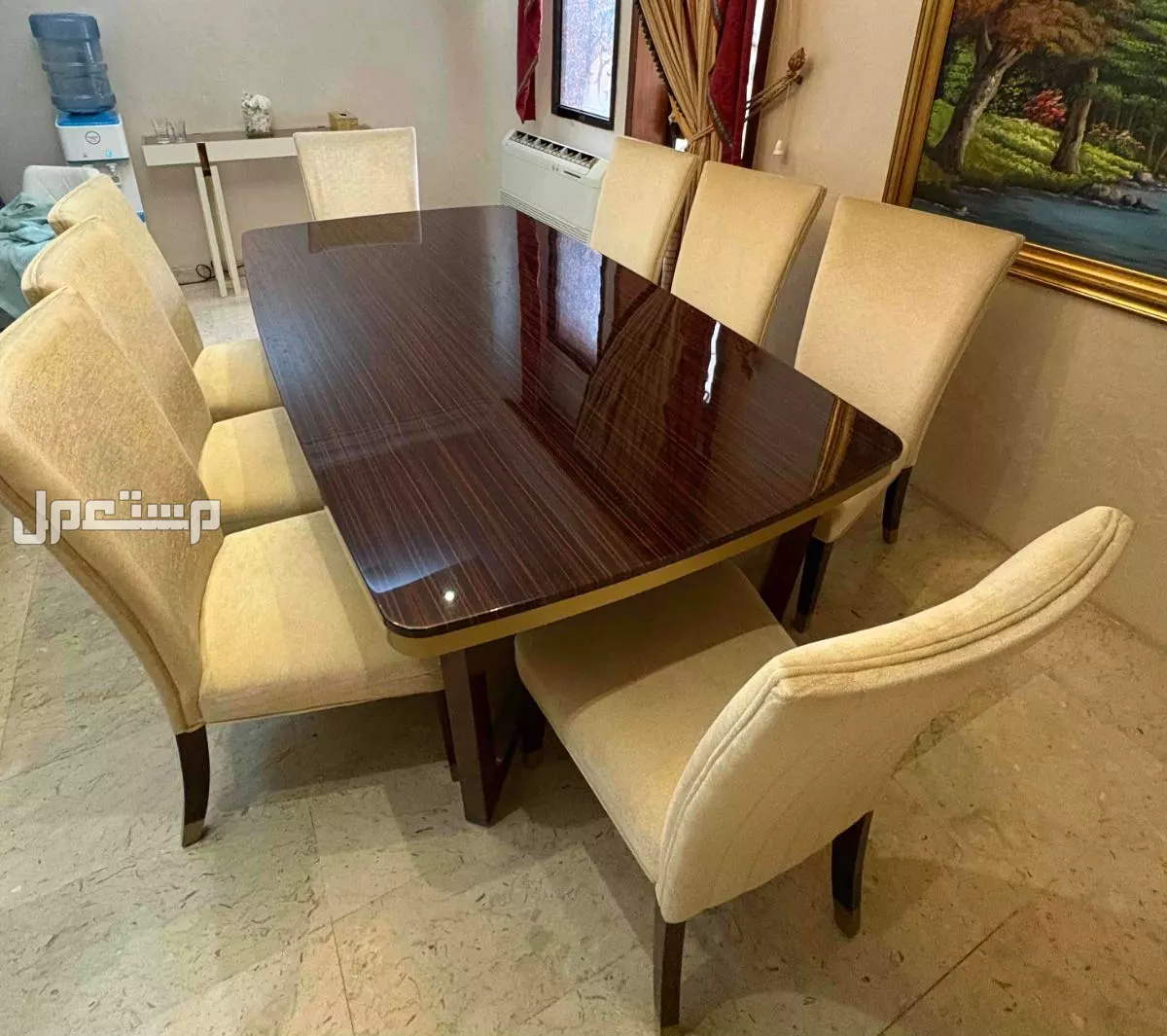 طاولة طعام  امريكية  خشب لامع ب 8 كراسي  بسعر 1700 ريال سعودي