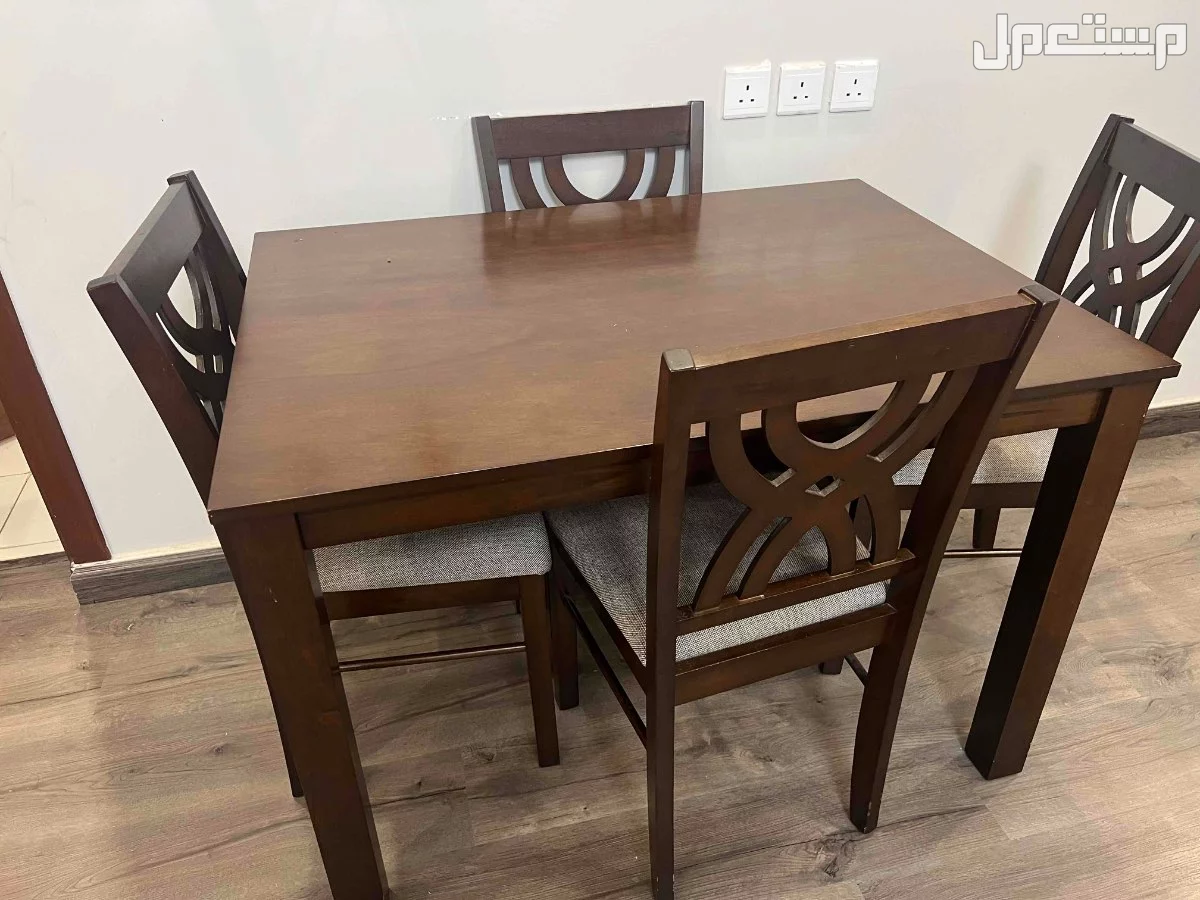طاولة طعام من هوم سنتر جديده 4 كراسي