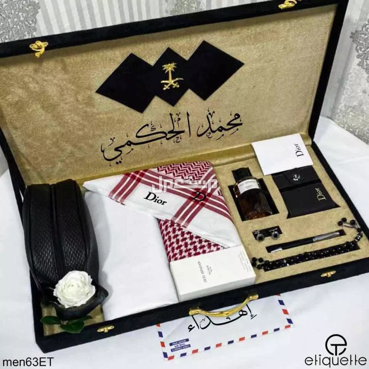 بوكس ملكي مخمل ماركة ديور مكون من👇🏻 ❣️قماش صيفي صناعه كوري بجوده عاليه طول ثلاثه امتار وربع في مترين عرض مع زراير ولوقو الماركة في الجيب والرقبه  ❣️شماغ ماركة ديور مقاسات55__58__60 ❣️