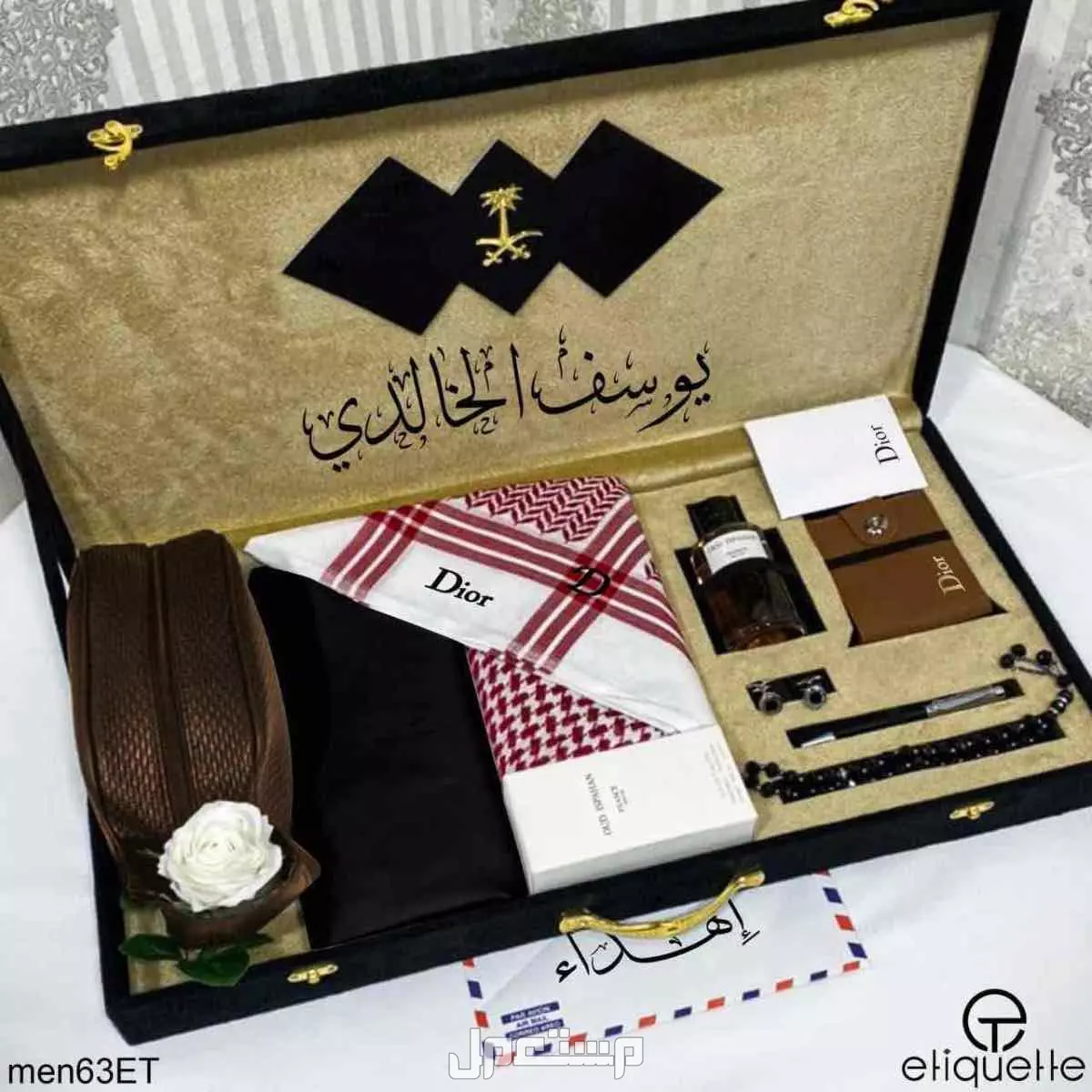 بوكس ملكي مخمل ماركة ديور مكون من👇🏻 ❣️قماش صيفي صناعه كوري بجوده عاليه طول ثلاثه امتار وربع في مترين عرض مع زراير ولوقو الماركة في الجيب والرقبه  ❣️شماغ ماركة ديور مقاسات55__58__60 ❣️