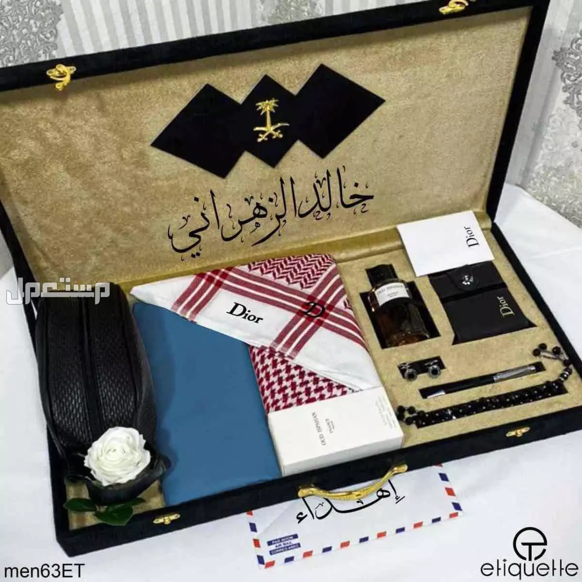 بوكس ملكي مخمل ماركة ديور مكون من👇🏻 ❣️قماش صيفي صناعه كوري بجوده عاليه طول ثلاثه امتار وربع في مترين عرض مع زراير ولوقو الماركة في الجيب والرقبه  ❣️شماغ ماركة ديور مقاسات55__58__60 ❣️