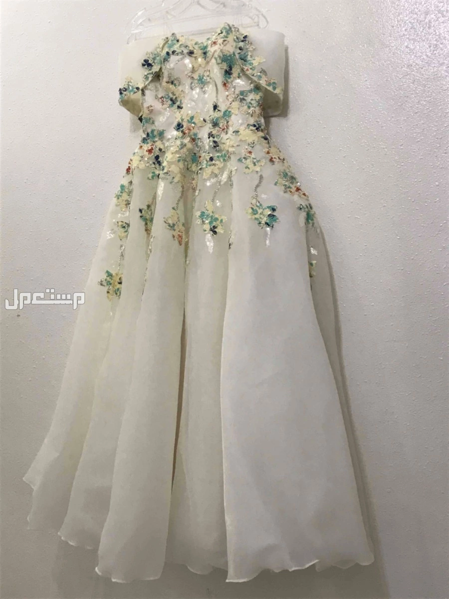 فستان بتصميم جميل جديد الطول 155 حدود الكتف 37 للسوم 900 ريال كاش صامل حياك