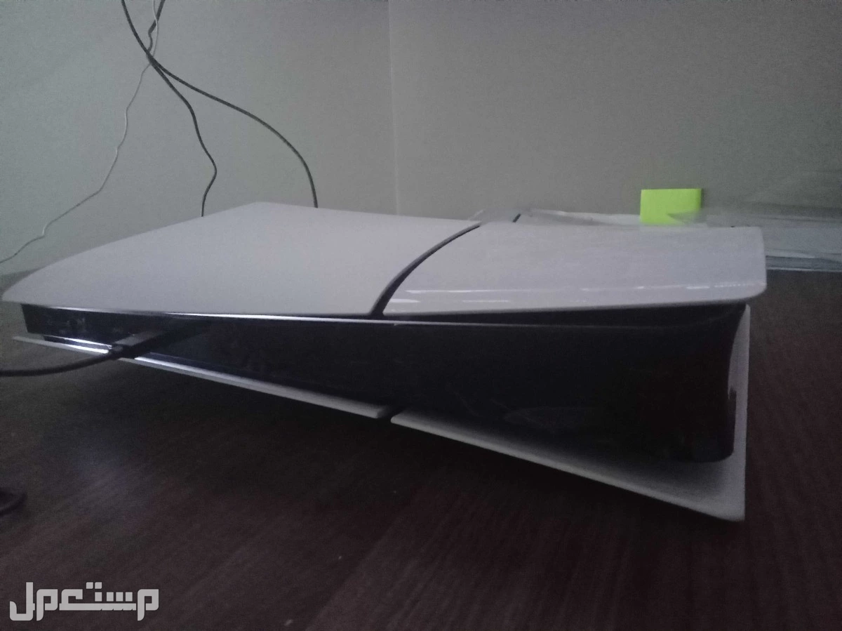 جهاز ps5 سليم استعال شهر  مع يد اضافية واشتراك ps5  في الرياض بسعر 1850 ريال سعودي نظيف استخدام موظف