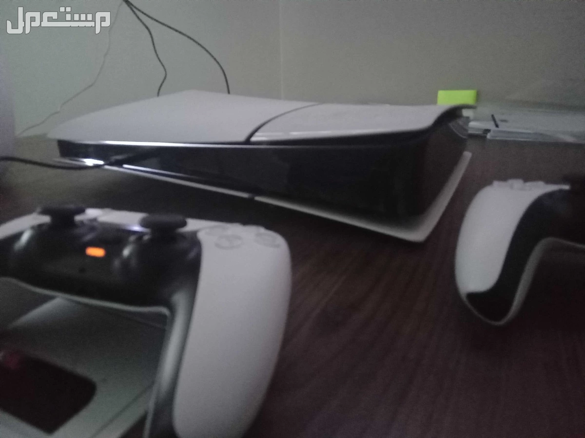 جهاز ps5 سليم استعال شهر  مع يد اضافية واشتراك ps5  في الرياض بسعر 1850 ريال سعودي نظيف استخدام موظف