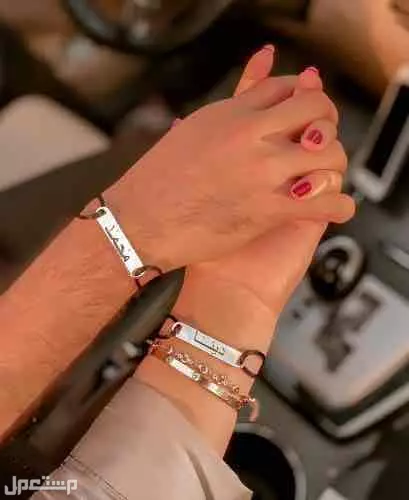 سلسال والاساور والبروش بالاسام بالذهب عيار 21 وصف المنتج :- مطلي ذهب وصف المنتج :- مطلي ذهب عيار 21. المنتج عليه ضمان من اي عيب مصنعي . نكتب باللغة العربية او انجليزيه أساور بالاسم الأنيق