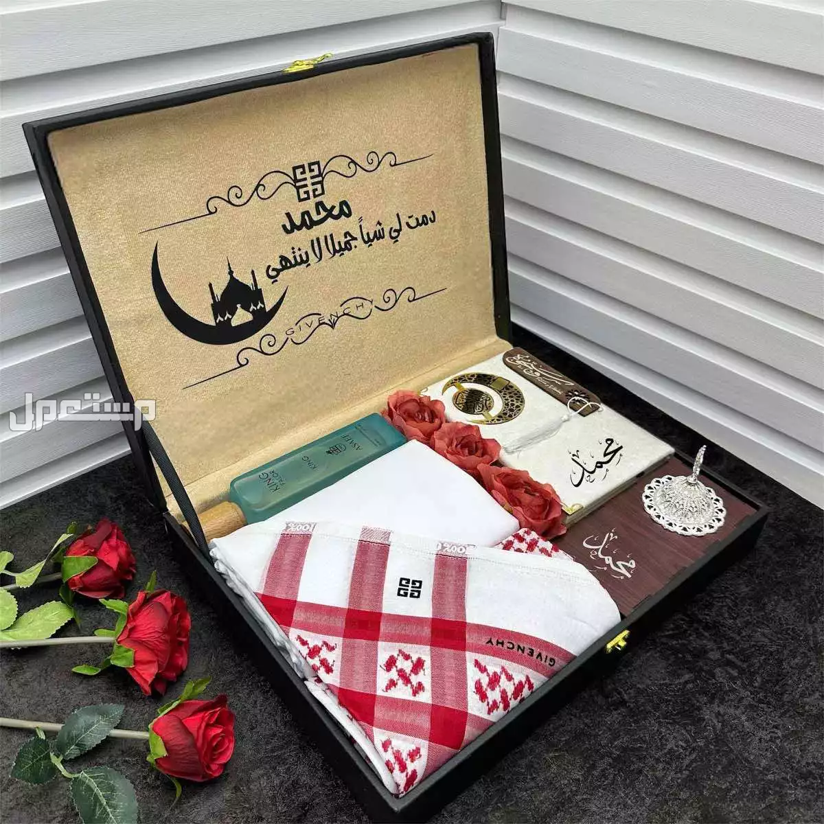 بوكس رجالي ملكي جفنشي ديور كارتير*شماغ جيفينشي**: قطن 100% عالي الجودة،  مع قماش جيفينشي فاخر.      - يحتوي على ملحقات8 أزرار ولوجو للجيب والرقبة. 2. **عطر عساف**: سعة 200 مل، يتميز بثبات