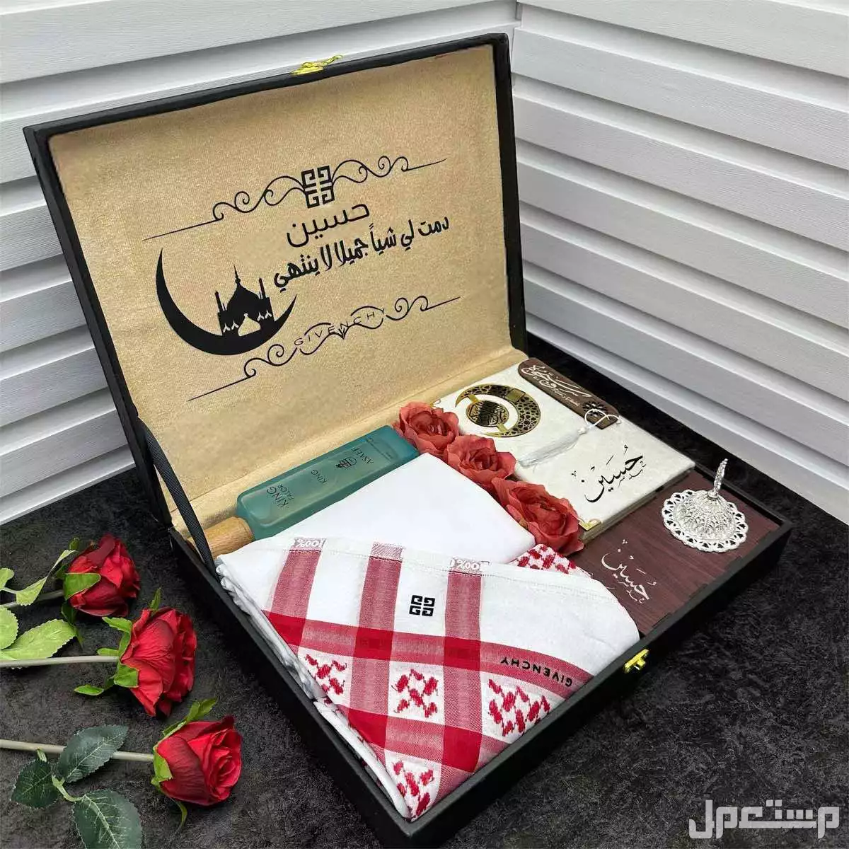 بوكس رجالي ملكي جفنشي ديور كارتير*شماغ جيفينشي**: قطن 100% عالي الجودة،  مع قماش جيفينشي فاخر.      - يحتوي على ملحقات8 أزرار ولوجو للجيب والرقبة. 2. **عطر عساف**: سعة 200 مل، يتميز بثبات