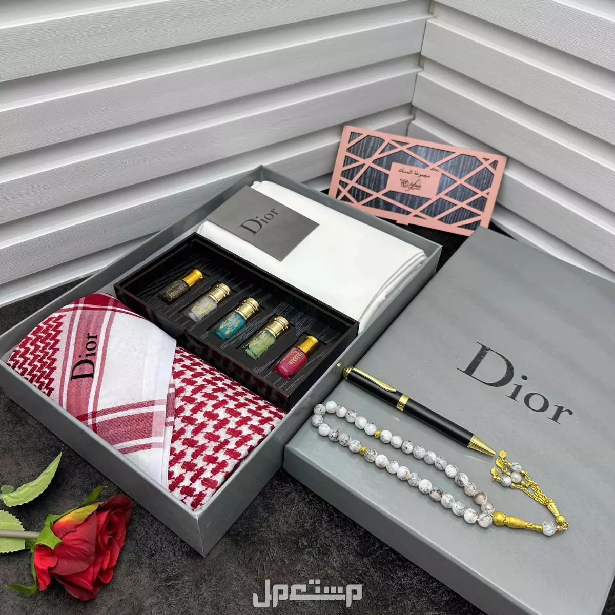 بوكس رجالي ملكي جفنشي ديور كارتير*شماغ جيفينشي**: قطن 100% عالي الجودة،  مع قماش جيفينشي فاخر.      - يحتوي على ملحقات8 أزرار ولوجو للجيب والرقبة. 2. **عطر عساف**: سعة 200 مل، يتميز بثبات