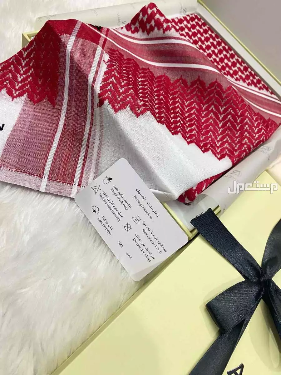بوكس رجالي ملكي جفنشي ديور كارتير*شماغ جيفينشي**: قطن 100% عالي الجودة،  مع قماش جيفينشي فاخر.      - يحتوي على ملحقات8 أزرار ولوجو للجيب والرقبة. 2. **عطر عساف**: سعة 200 مل، يتميز بثبات