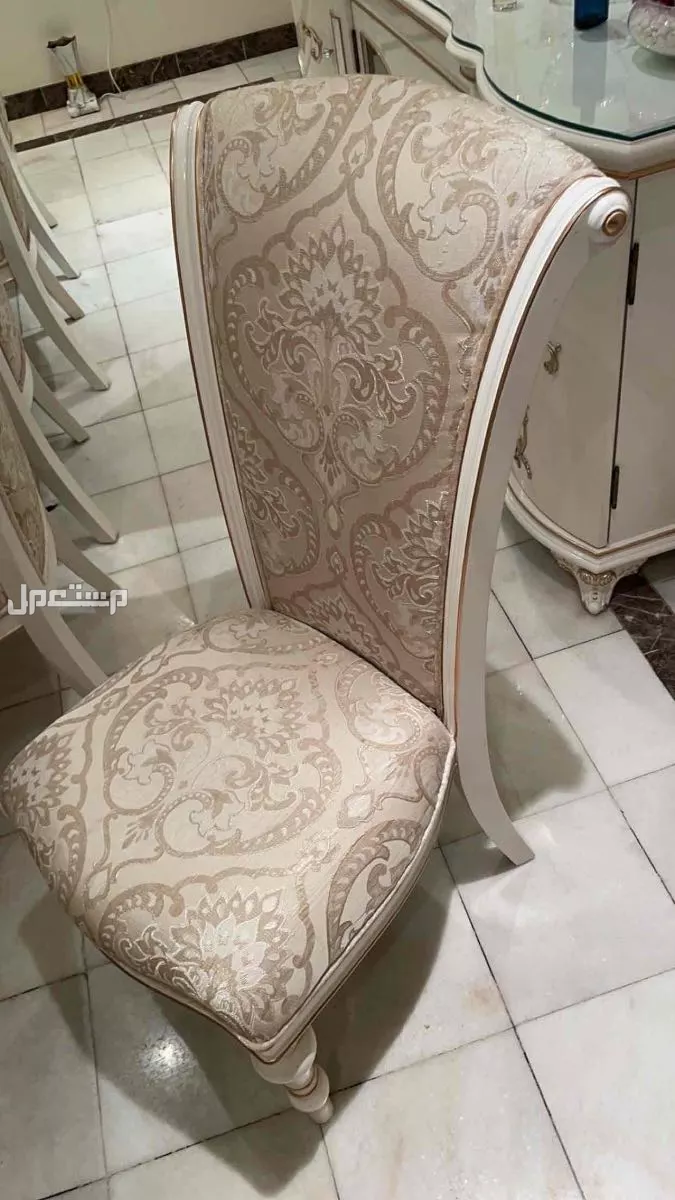 للبيع طاولة مقلط 12 نفر مع بوفية وكراسيها في الرياض