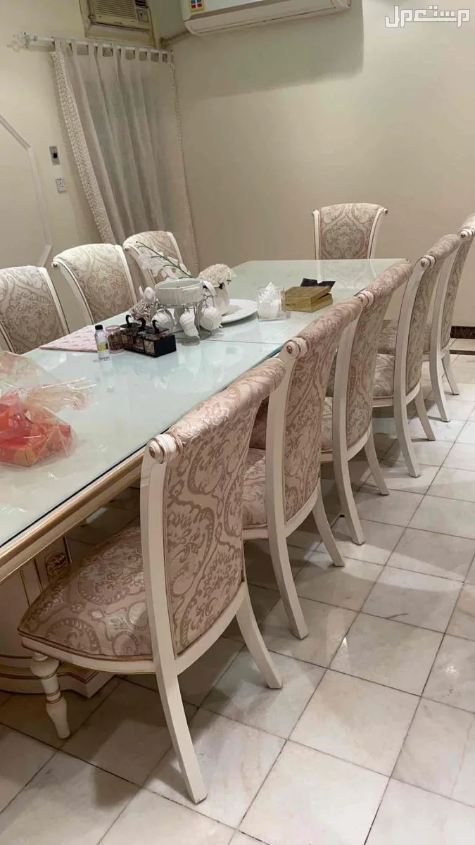 للبيع طاولة مقلط 12 نفر مع بوفية وكراسيها في الرياض