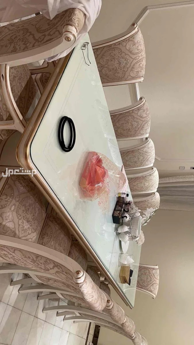 للبيع طاولة مقلط 12 نفر مع بوفية وكراسيها في الرياض