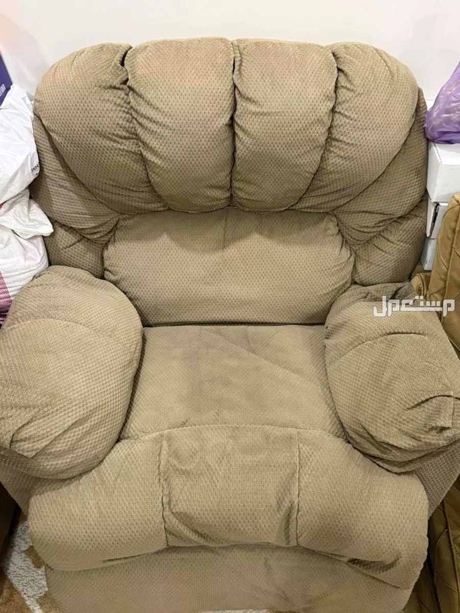 كنب متحرك ويتمدد نظيف وسبب البيع غير متناسق مع اليدكور في الرياض بسعر 1 ريال سعودي