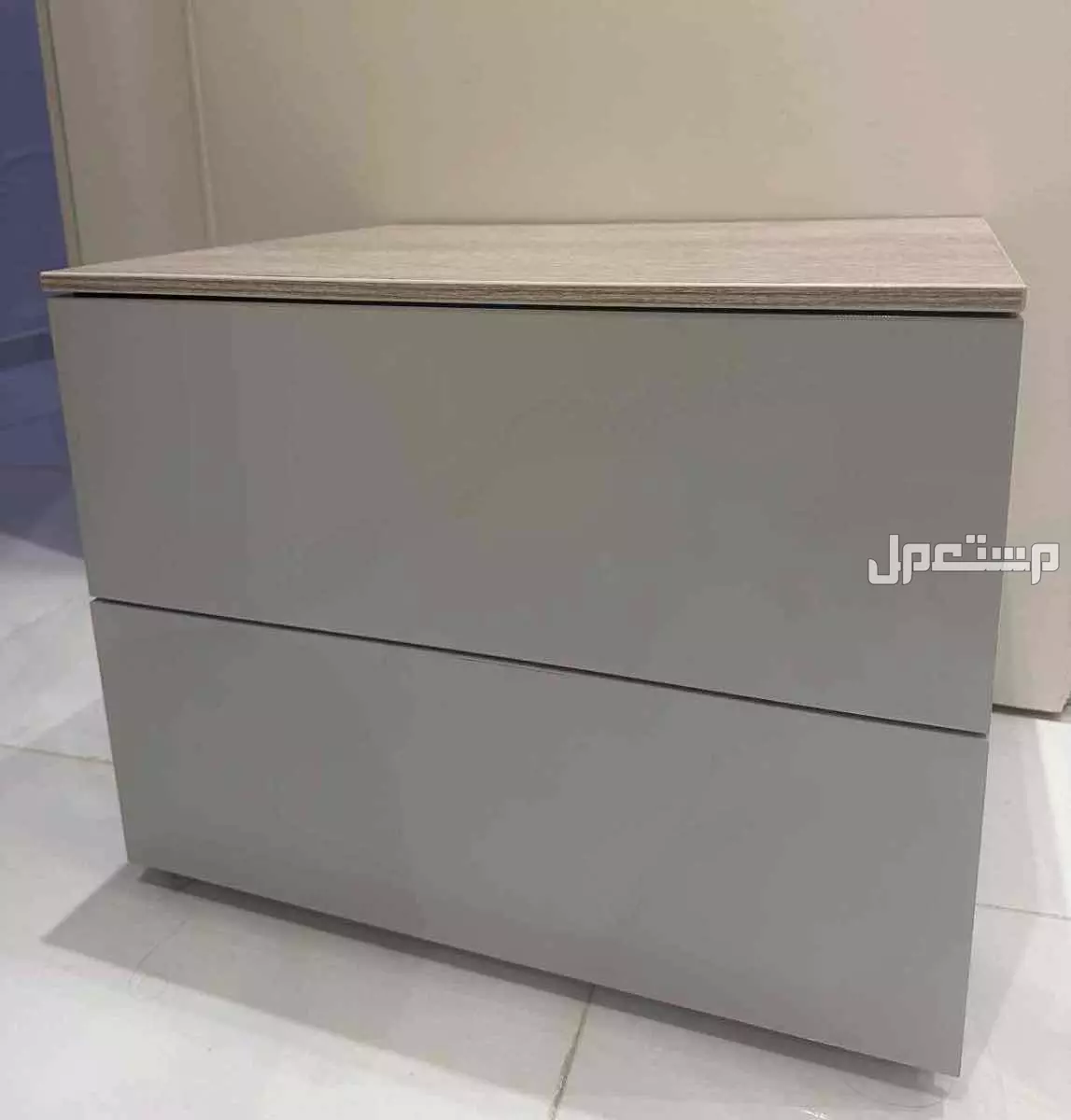 سرير وكمودينه وتسريحة من ابيات