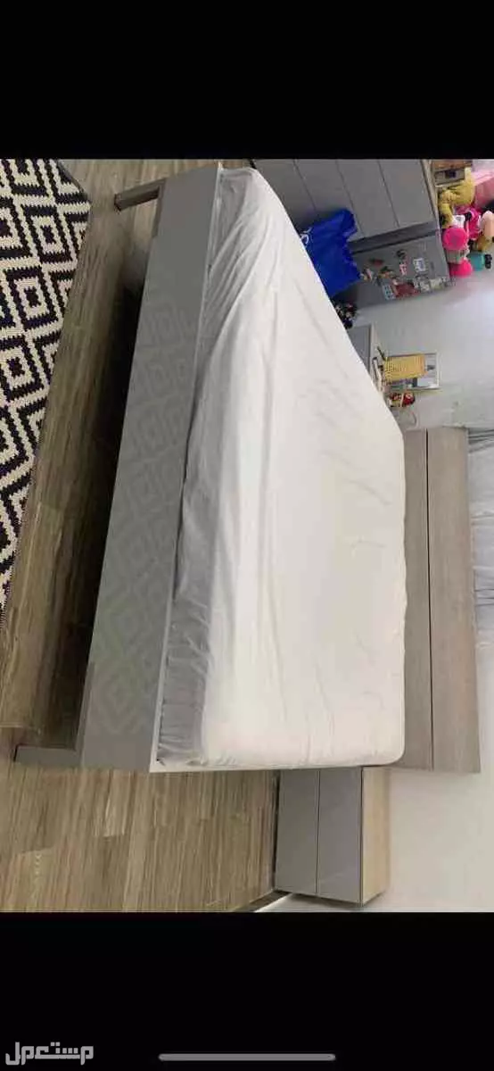 سرير وكمودينه وتسريحة من ابيات