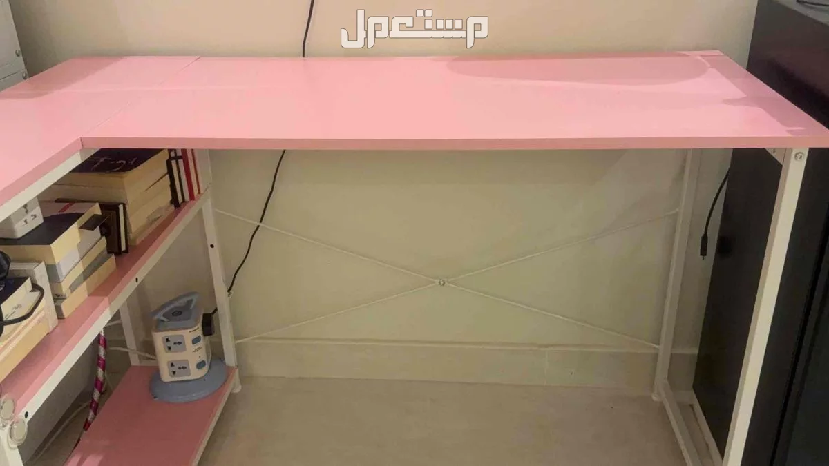 طاولة نظيفة مع كرسي دوار ضغاط الكرسي لا يعمل في جدة بسعر 230 ريال سعودي