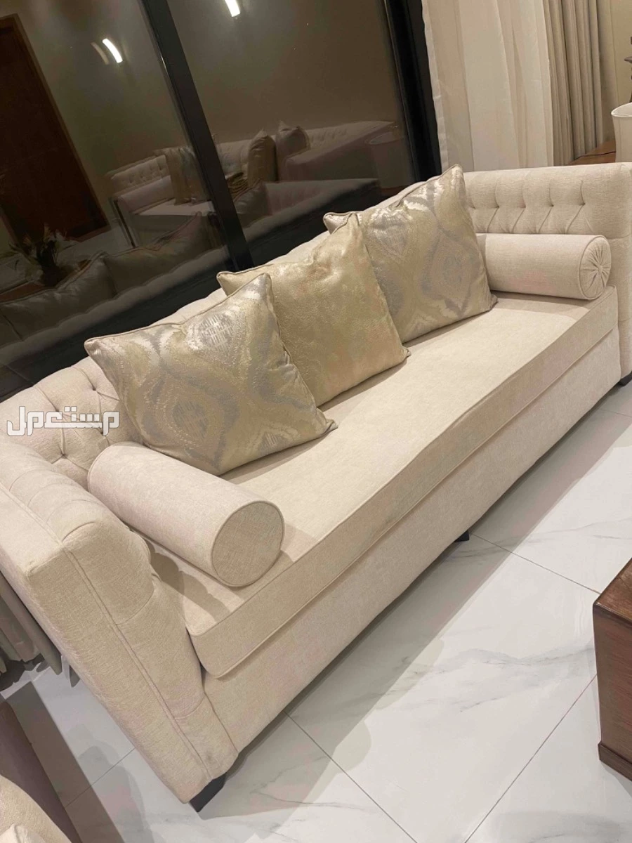 كنب ثلاث قطع لعشر اشخاص شبه جديد استخدام سنه