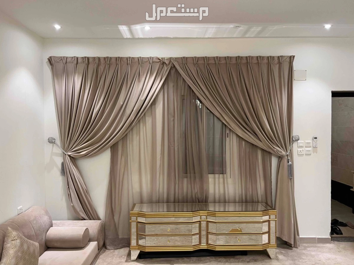 للبيع اثاث منزلي كنب والستاره والطاولات