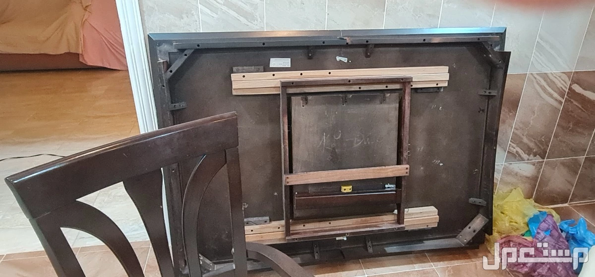 اثاث للبيع  في جدة بسعر 250 ريال سعودي الطاولة من اسفل