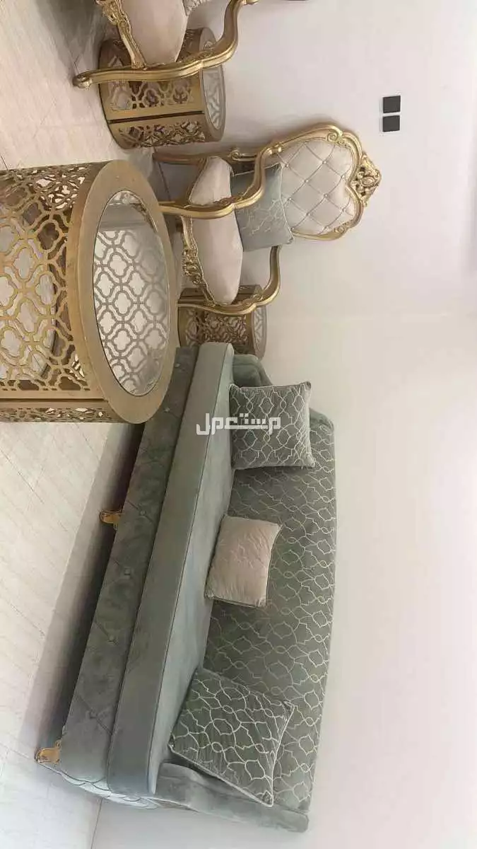 كنب صاله ملكي  2 اريكه  2 كرسي  طاوله كبير  2 طاولات خدمه  الكنب جديد ونظيف استخدام شهرين فقط  جودة الكنب ممتازه  سبب البيع : عدم الحاجه له  سعر شراء الكنب 6800 ريال  سعر البيع 3500