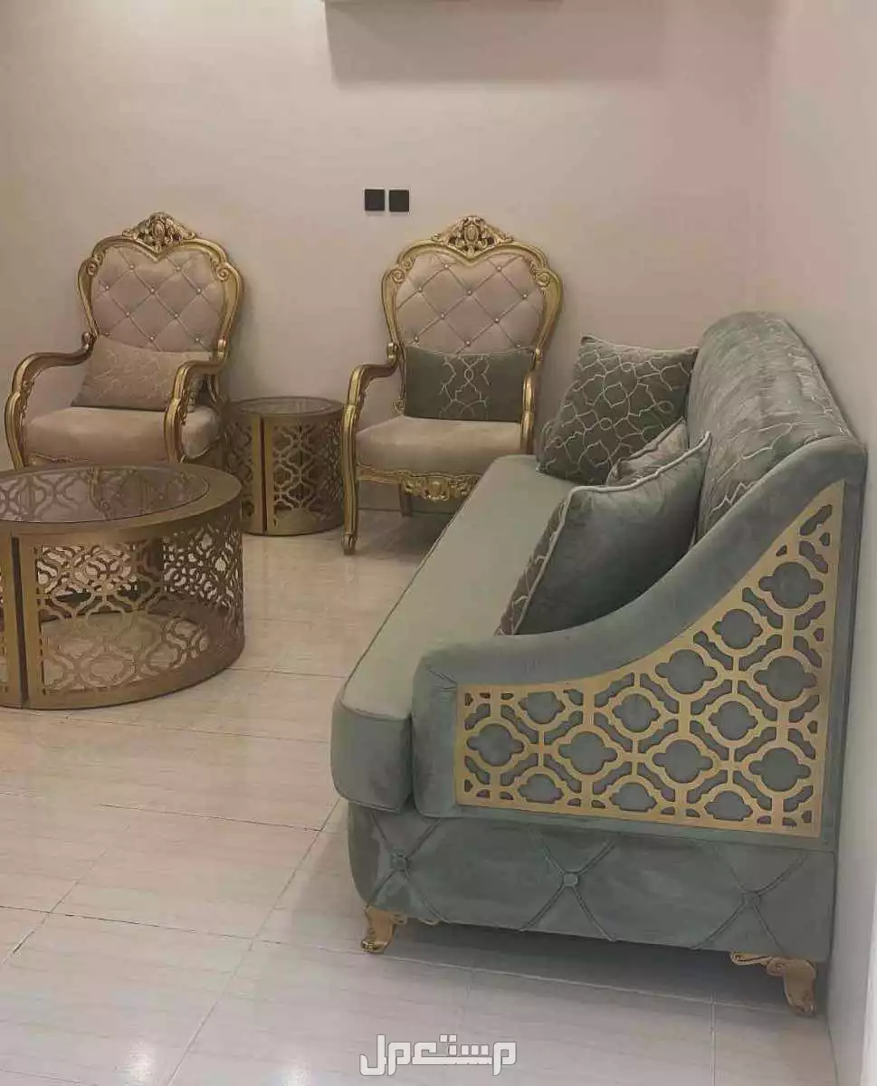 كنب صاله ملكي  2 اريكه  2 كرسي  طاوله كبير  2 طاولات خدمه  الكنب جديد ونظيف استخدام شهرين فقط  جودة الكنب ممتازه  سبب البيع : عدم الحاجه له  سعر شراء الكنب 6800 ريال  سعر البيع 3500