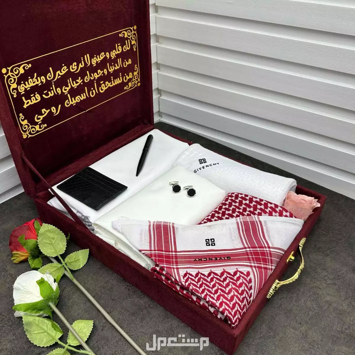 طقم كارتير جفنشي ديور رجالي : قماش صيفي كارتير+ ملحقات8ازرار مع لوقو للجيب و الرقبه  شماغ كارتير أحمر او أبيض متوفر جميع المقاسات 55/58/60  عطر كارتير100مل عبارة حسب أختيار العميل