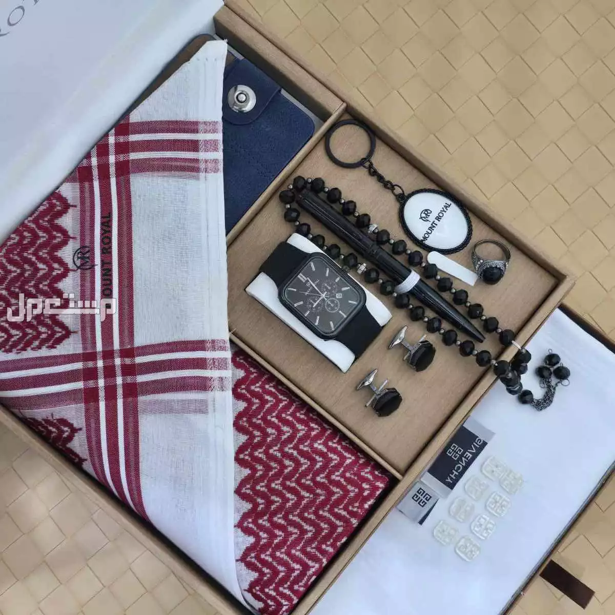 طقم كارتير جفنشي ديور رجالي : قماش صيفي كارتير+ ملحقات8ازرار مع لوقو للجيب و الرقبه  شماغ كارتير أحمر او أبيض متوفر جميع المقاسات 55/58/60  عطر كارتير100مل عبارة حسب أختيار العميل