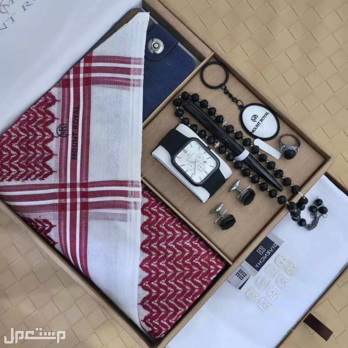 طقم كارتير جفنشي ديور رجالي : قماش صيفي كارتير+ ملحقات8ازرار مع لوقو للجيب و الرقبه  شماغ كارتير أحمر او أبيض متوفر جميع المقاسات 55/58/60  عطر كارتير100مل عبارة حسب أختيار العميل