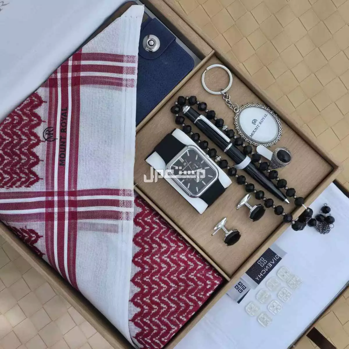 طقم كارتير جفنشي ديور رجالي : قماش صيفي كارتير+ ملحقات8ازرار مع لوقو للجيب و الرقبه  شماغ كارتير أحمر او أبيض متوفر جميع المقاسات 55/58/60  عطر كارتير100مل عبارة حسب أختيار العميل