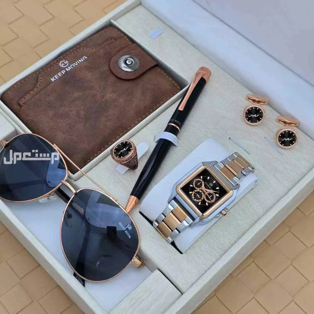 *جديدنا بكس رجالي ‏مناسب جدا الإهداء العيد* مكون من ساعة رجالي جلد شموة ماركة كليرتي  ضمان سنة ماء مكينة بطارية اي خلل فني قلم كلاسيك رجالي كبك كلاسيك رجالي سبحة مميزة  بكس. نفس الصوره