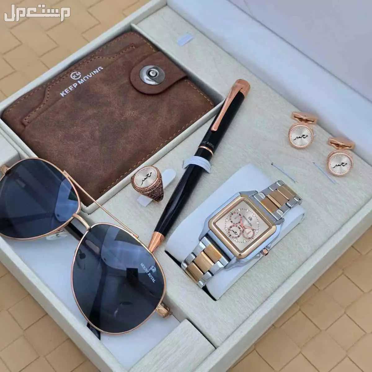 *جديدنا بكس رجالي ‏مناسب جدا الإهداء العيد* مكون من ساعة رجالي جلد شموة ماركة كليرتي  ضمان سنة ماء مكينة بطارية اي خلل فني قلم كلاسيك رجالي كبك كلاسيك رجالي سبحة مميزة  بكس. نفس الصوره