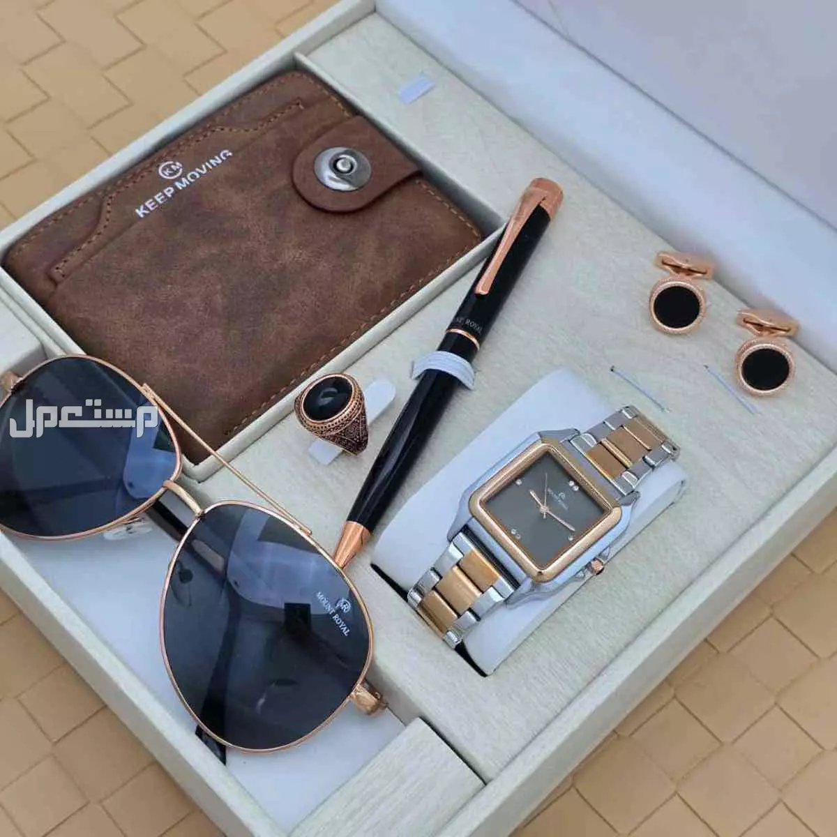 *جديدنا بكس رجالي ‏مناسب جدا الإهداء العيد* مكون من ساعة رجالي جلد شموة ماركة كليرتي  ضمان سنة ماء مكينة بطارية اي خلل فني قلم كلاسيك رجالي كبك كلاسيك رجالي سبحة مميزة  بكس. نفس الصوره