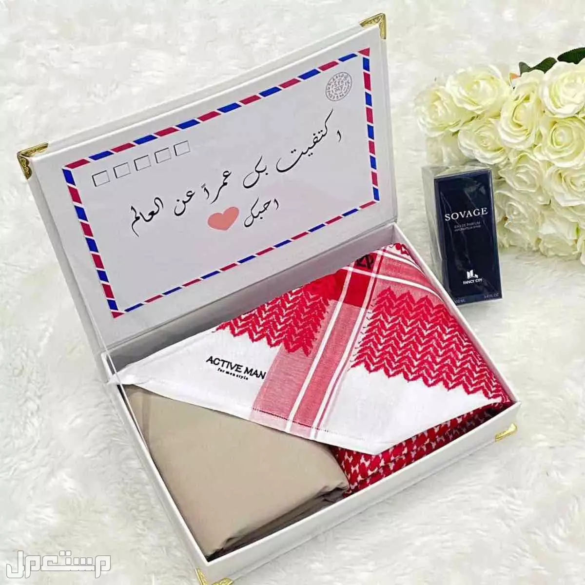 بوكس رجالي كارتير. **شماغ رجالي أحمر او أبيض **:      -درجة اولى  يضمن جودة عالية ومظهرًا أنيقًا. مقاسات55/58/60 2.  *قماش رجالي ماركة جيفينشي درجة* اولى+ملحقات8ازرار مع لوقو للجيب و الرقبه