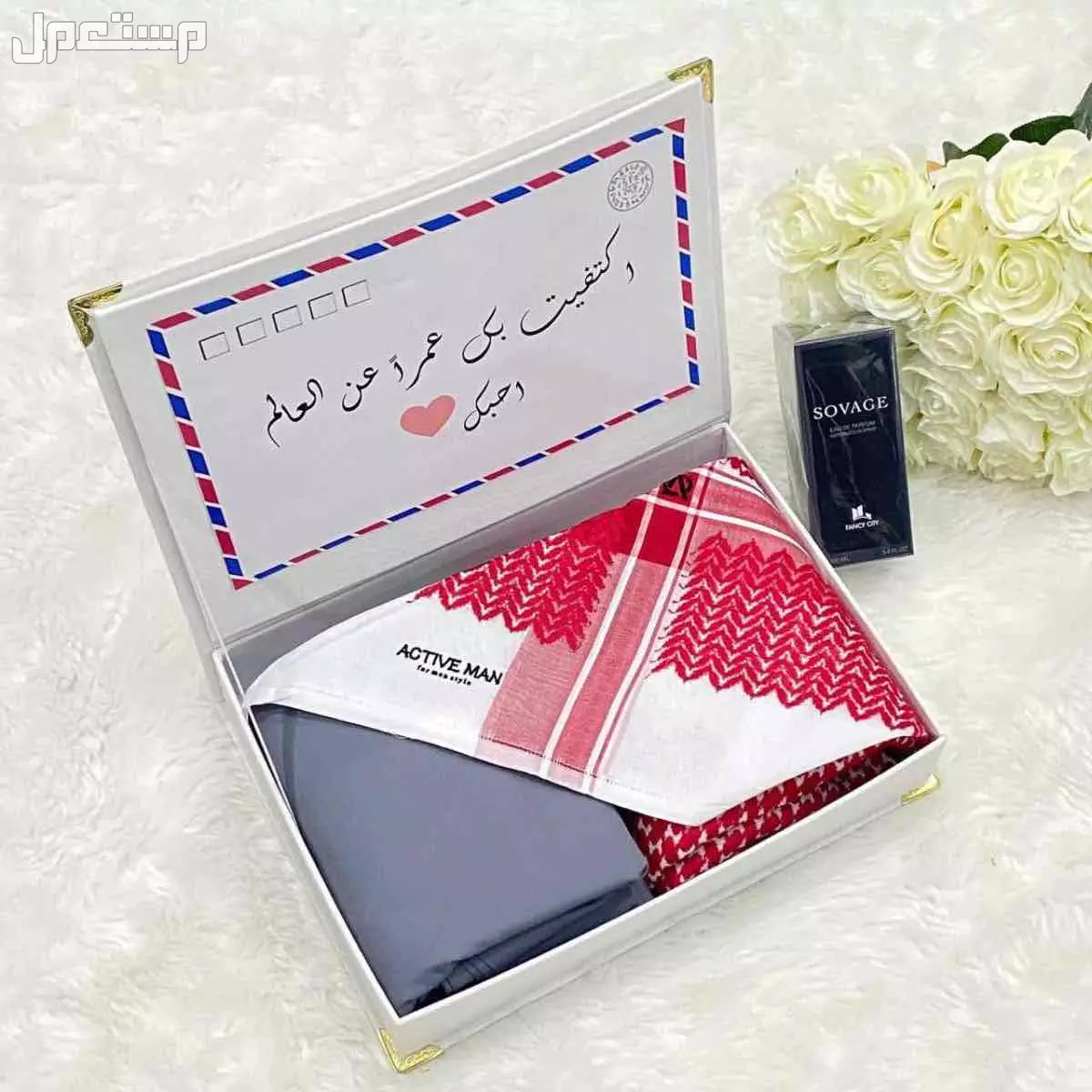 بوكس رجالي كارتير. **شماغ رجالي أحمر او أبيض **:      -درجة اولى  يضمن جودة عالية ومظهرًا أنيقًا. مقاسات55/58/60 2.  *قماش رجالي ماركة جيفينشي درجة* اولى+ملحقات8ازرار مع لوقو للجيب و الرقبه