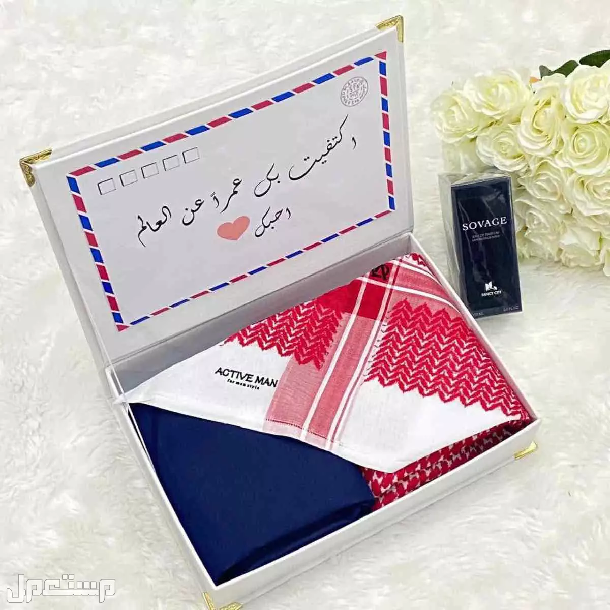 بوكس رجالي كارتير. **شماغ رجالي أحمر او أبيض **:      -درجة اولى  يضمن جودة عالية ومظهرًا أنيقًا. مقاسات55/58/60 2.  *قماش رجالي ماركة جيفينشي درجة* اولى+ملحقات8ازرار مع لوقو للجيب و الرقبه