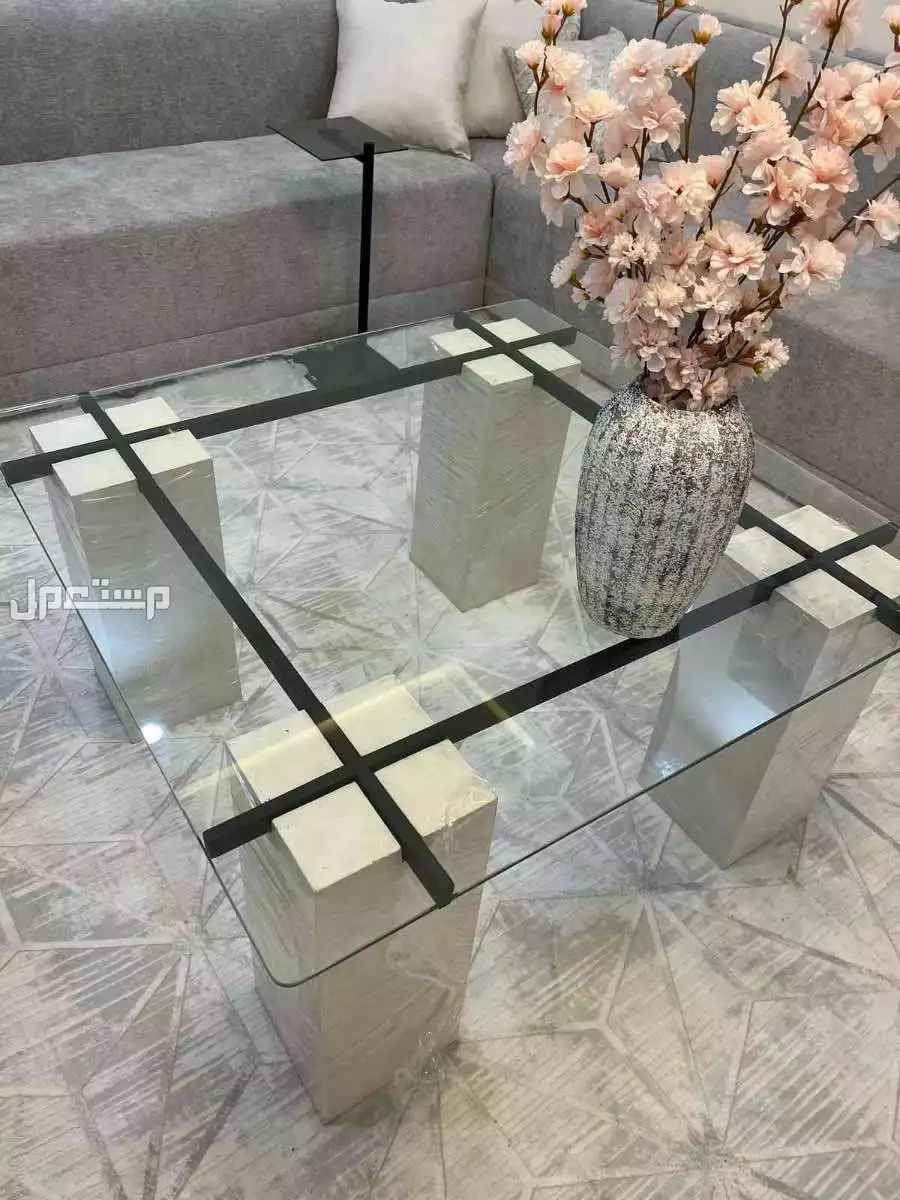 للبيع طاولة مع أربعه خدمه جديده ماستخدمت أبداً في تبوك سعرها 300 فقط