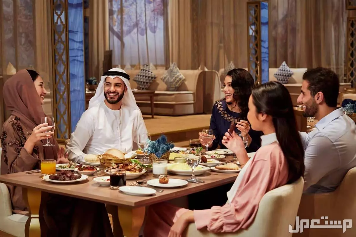 أجمل كلمات وعبارات ترحيبية لموائد رمضان 2025 - 1446 اصدقاء يجلسون على مائدة افطار رمضان