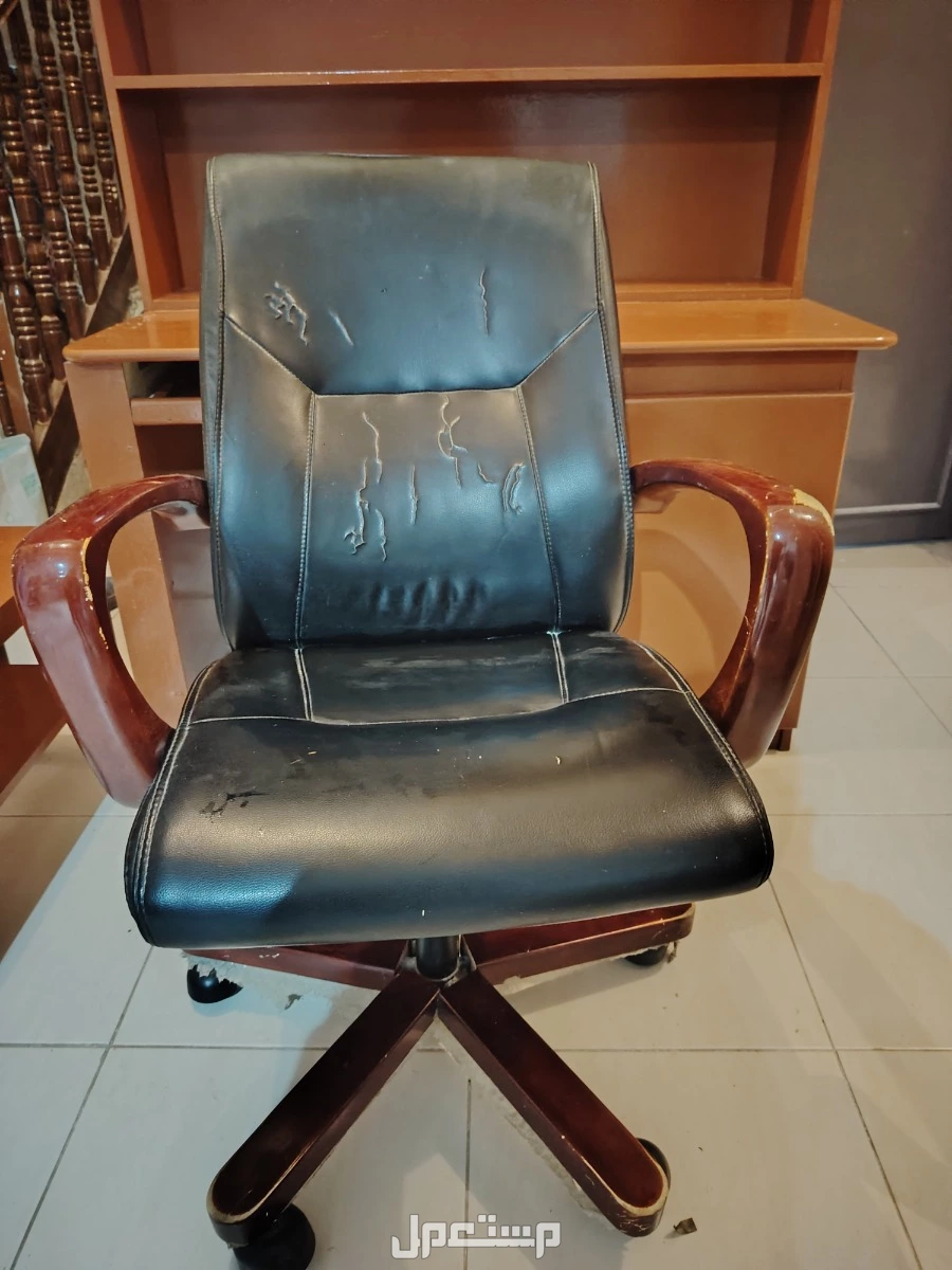 مكتب وكرسي وطاولة شاشة وموكيت  في الرياض بسعر 650 ريال سعودي