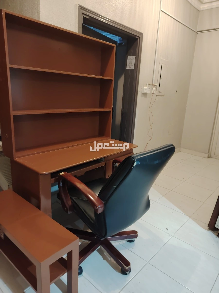 مكتب وكرسي وطاولة شاشة وموكيت  في الرياض بسعر 650 ريال سعودي
