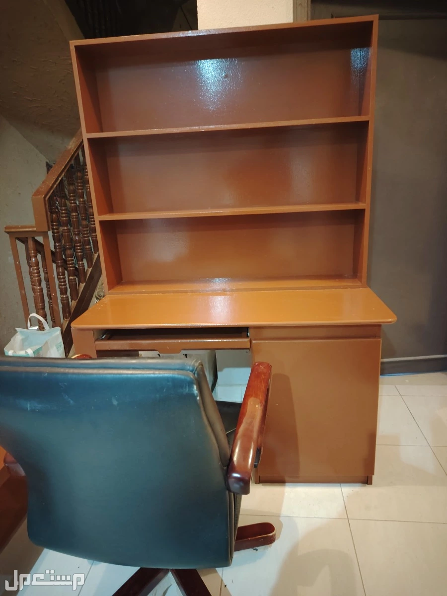 مكتب وكرسي وطاولة شاشة وموكيت  في الرياض بسعر 650 ريال سعودي