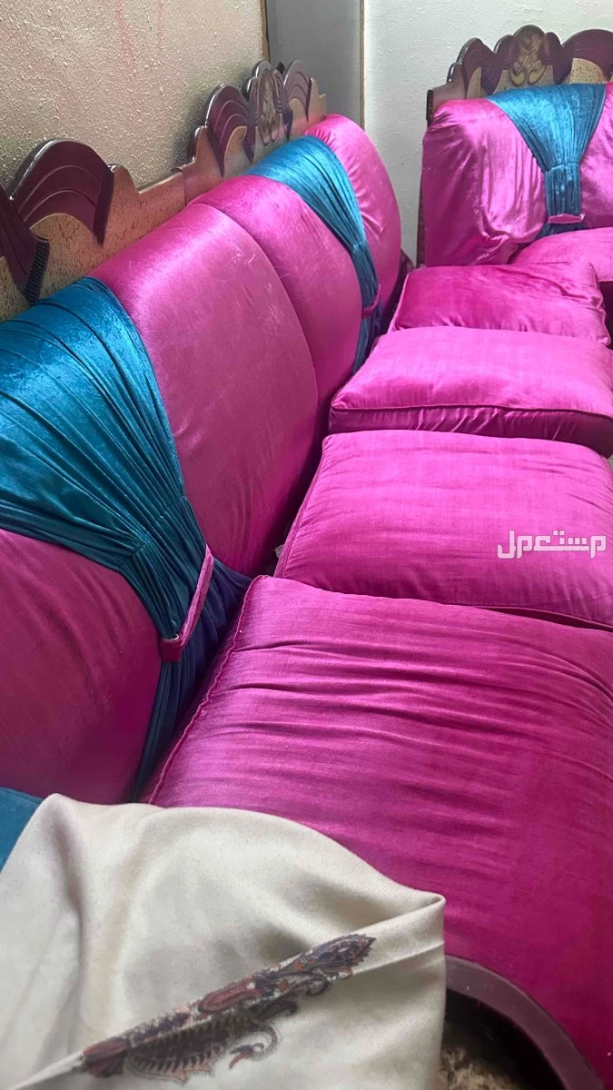 للبيع كنب مجلس حريم ب  200 ريال  في شقراء بسعر 200 ريال سعودي