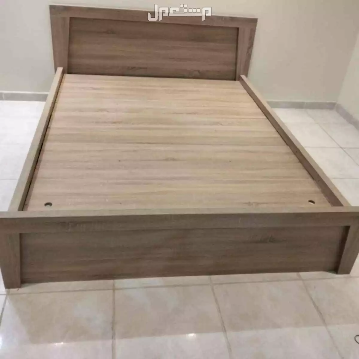 سرير و طاولة تلفزيون خشبي شبه جديد