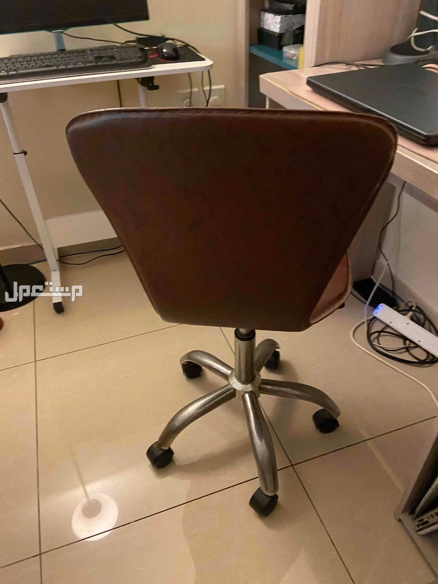 كرسي مكتب جلد دوار بدون ذراعين