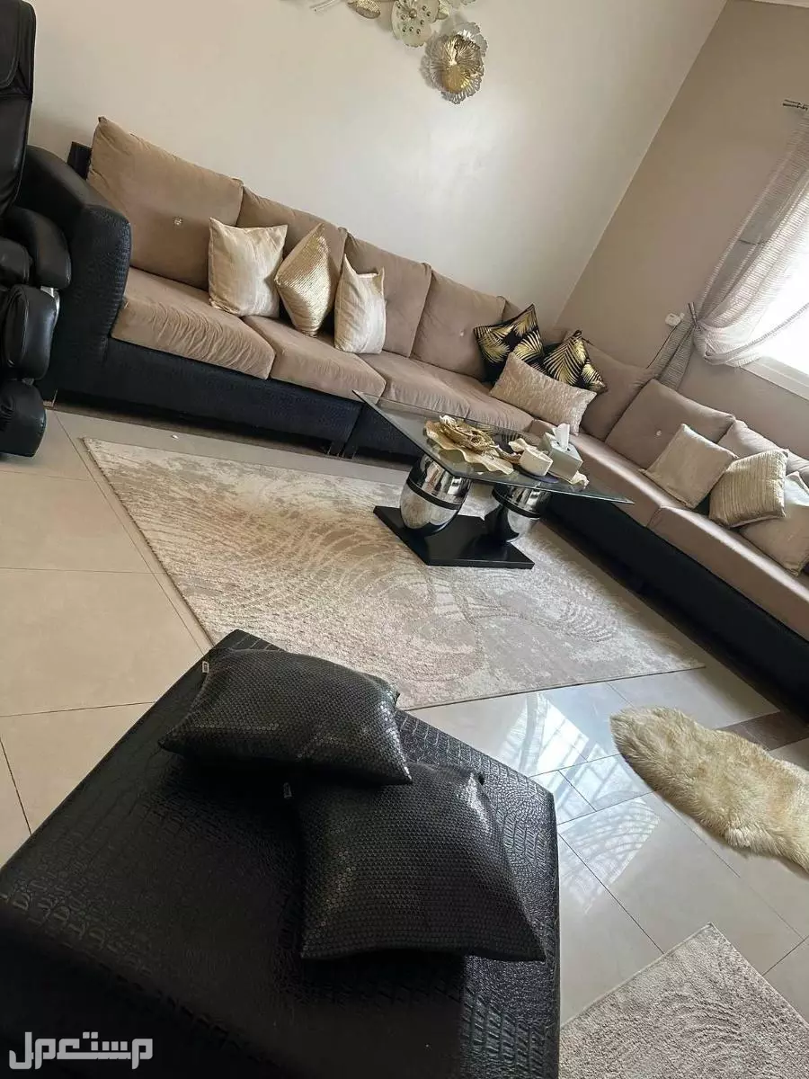 طقم كنب للبيع اللون بيج والمخدات لها وجهين يعني لونين
