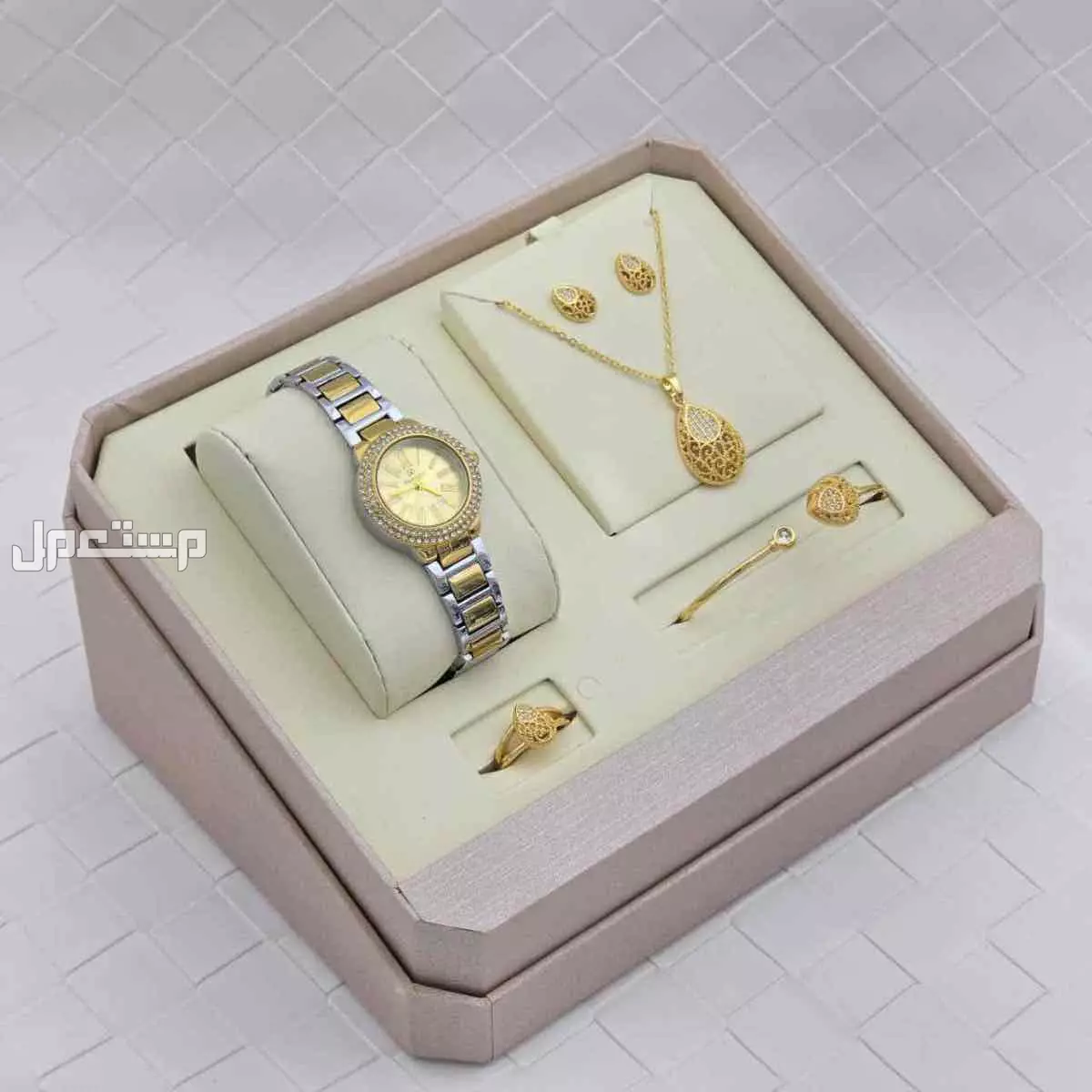 ⭕أطقم نسائية  :  ⭕ == *ساعه نسائية استيل من ماركة ( SEEN TIME )  موديل ماركة ارماني فصوص الجديد*    🔴 *مكينة ياباني ضمان مويا ولون سنتين* .. 🔴 *مقاس الساعة 26 mm* . ⭕  *2 أساور مع 2 خواتم